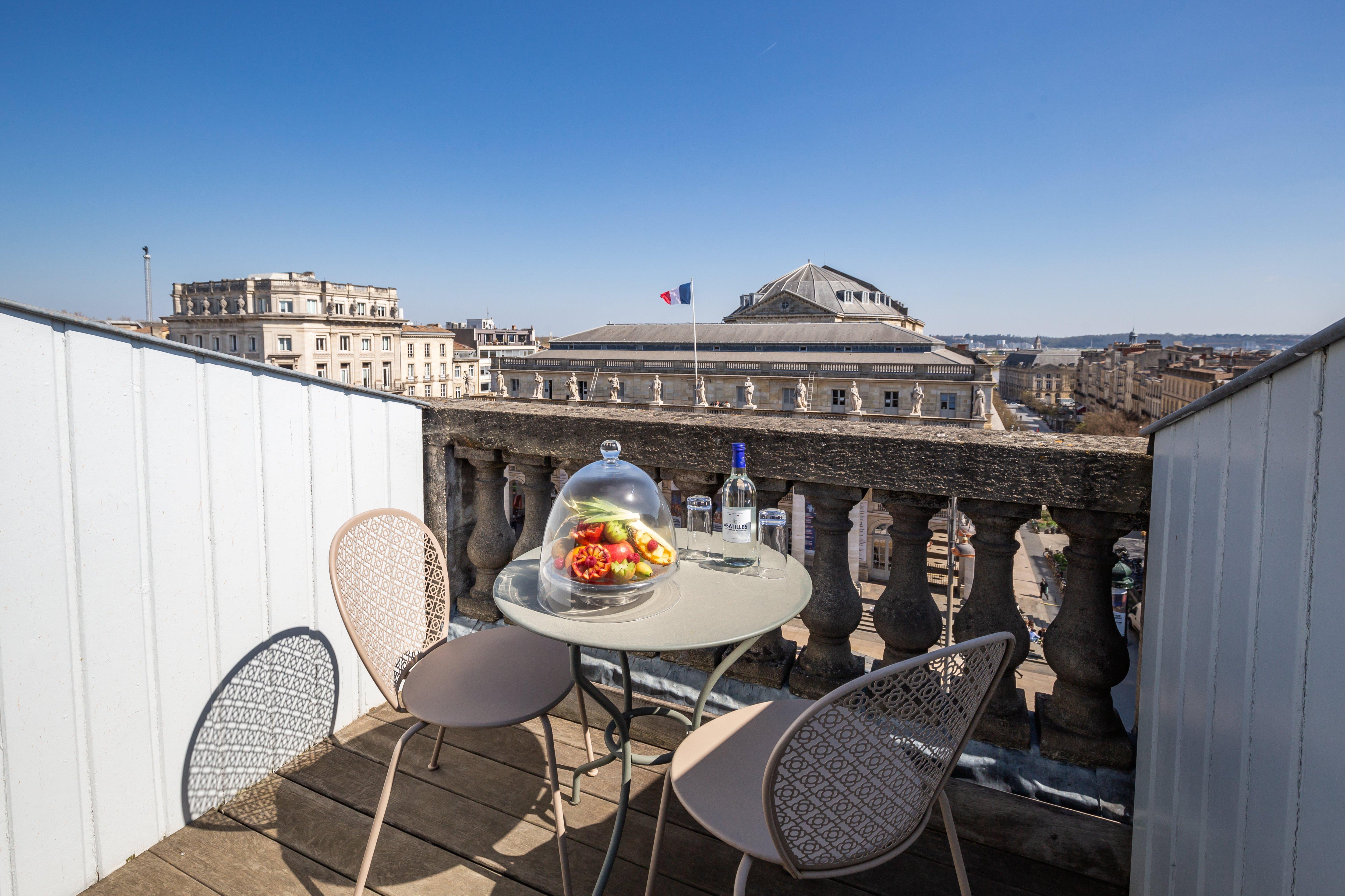 Intercontinental Bordeaux Le Grand Hotel By Ihg Exteriér fotografie A balcony in Paris