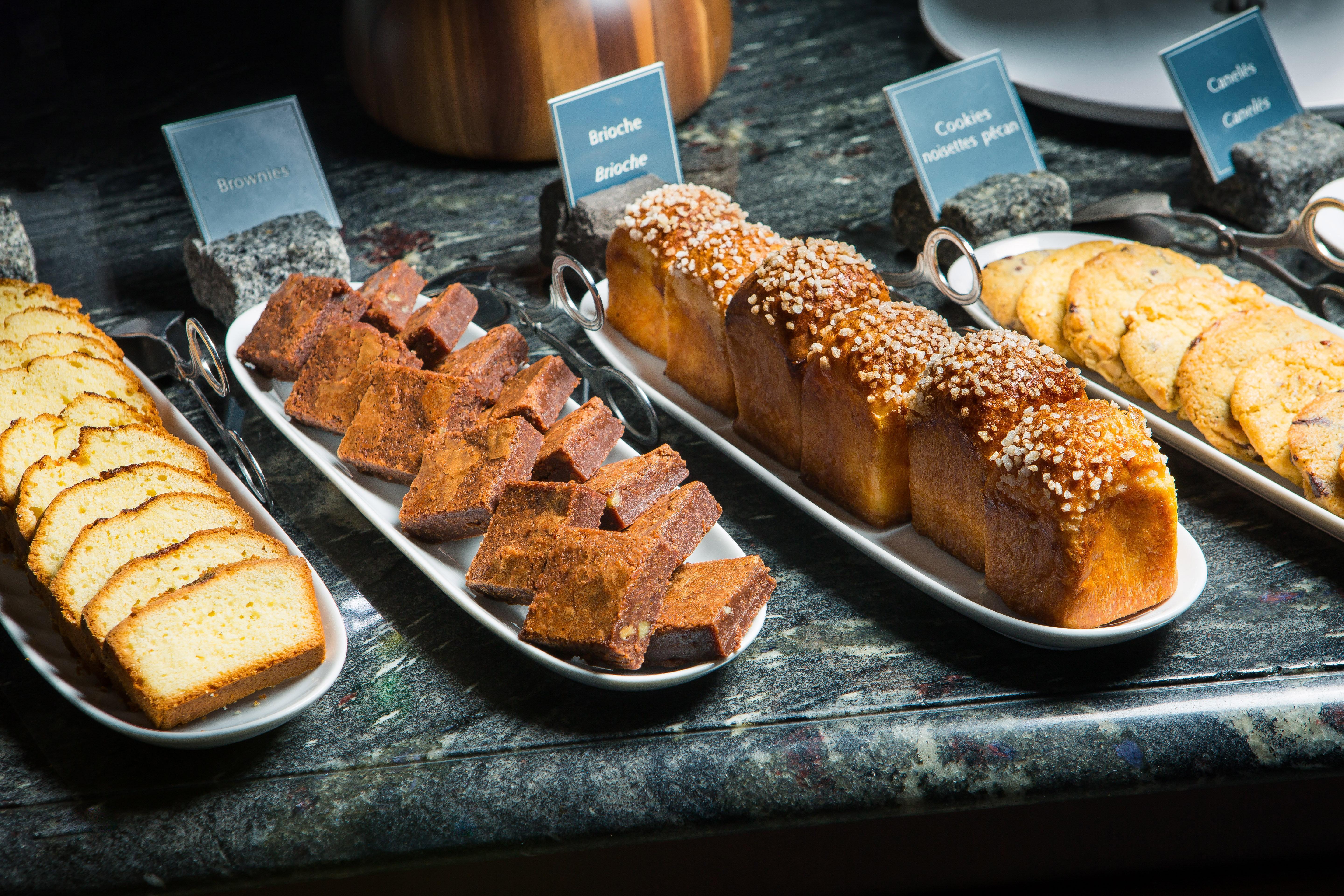 Intercontinental Bordeaux Le Grand Hotel By Ihg Exteriér fotografie A selection of cakes