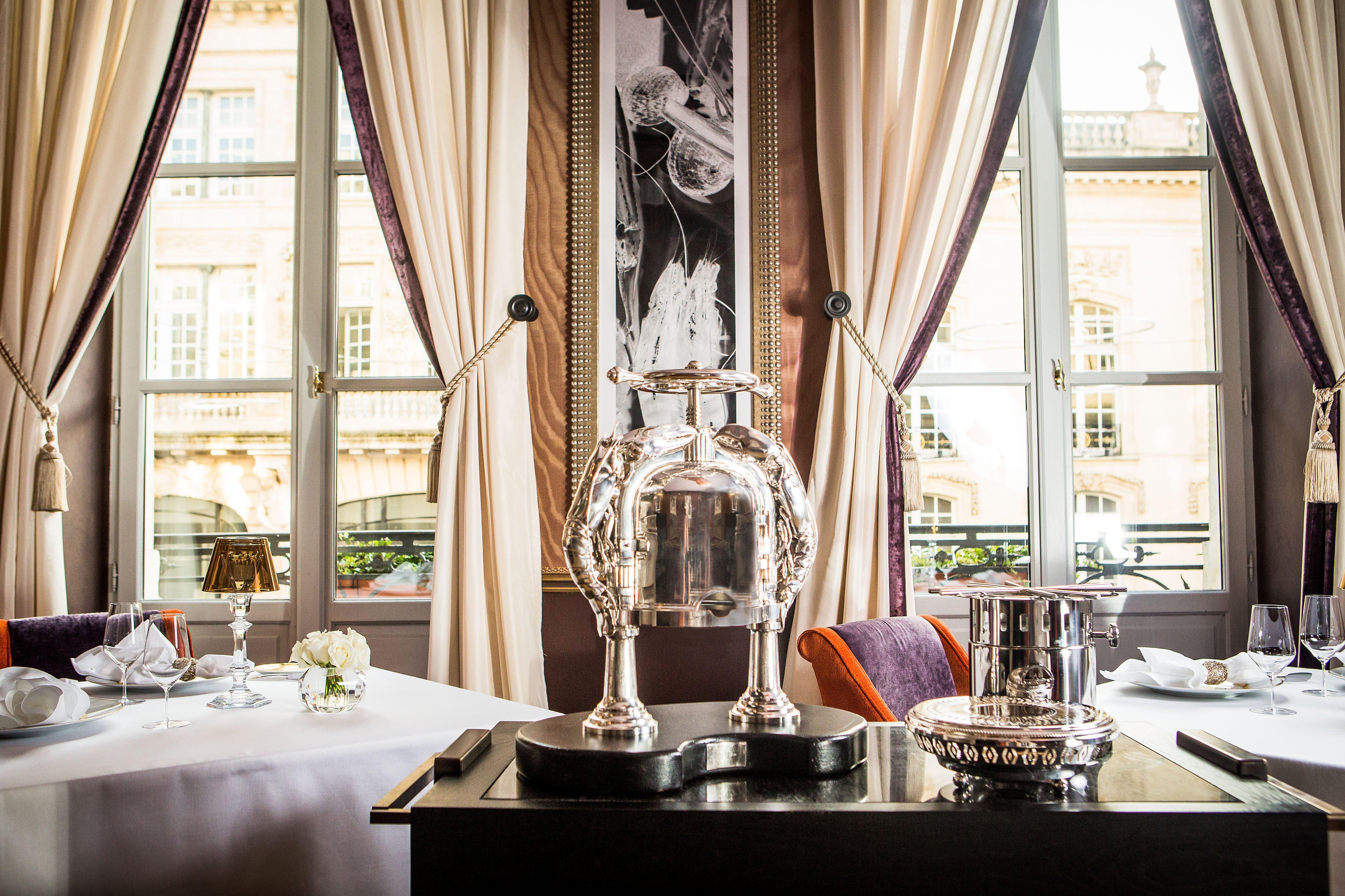 Intercontinental Bordeaux Le Grand Hotel By Ihg Exteriér fotografie The 1998 World Cup trophy